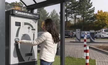 Für bezahlte Parkanlagen bietet Hörmann Ein- und Ausfahrstationen und die dazugehörigen Kassenautomaten an. Sie können mit individuellen Bezahlsystemen betrieben werden.